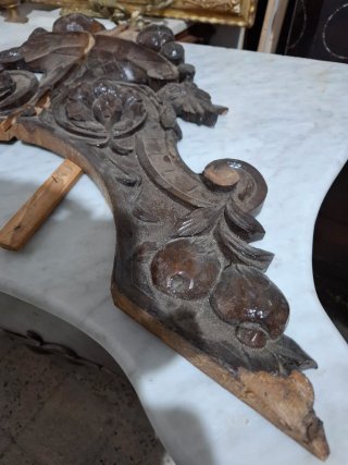 Vecchio fregio in legno scolpito