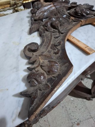 Vecchio fregio in legno scolpito