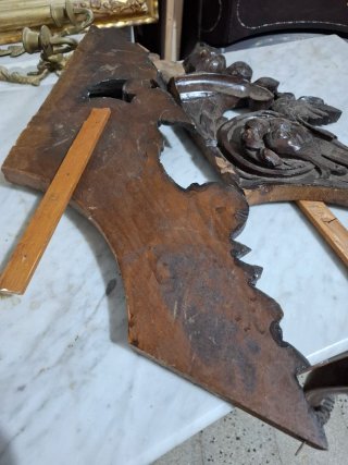 Vecchio fregio in legno scolpito