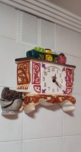 Reloj de pared de porcelana decorado