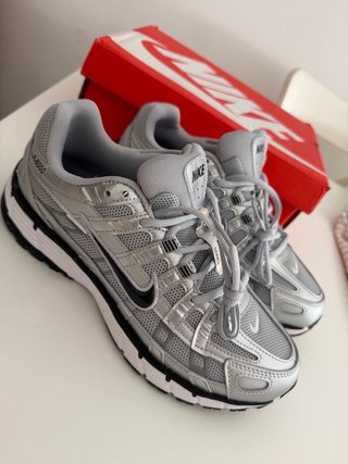 Nike P-6000 Plata y Negrot talla 42