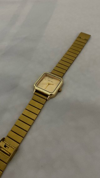 Reloj de pulsera cuadrado dorado