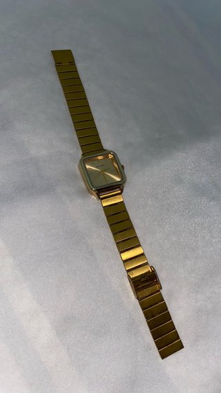 Reloj de pulsera cuadrado dorado