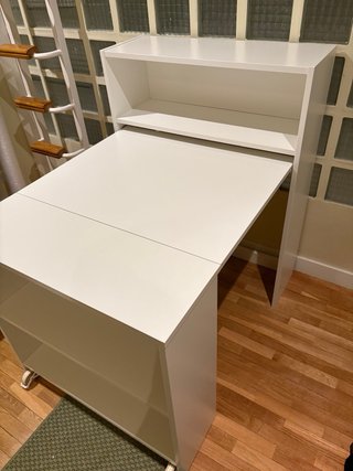 Librería BILLY IKEA con mesa plegable