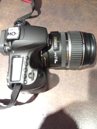 Cámara Canon EOS con objetivo sin usar