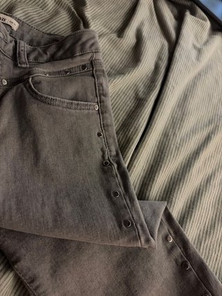 Pantalones Brownie grises con tachuelas