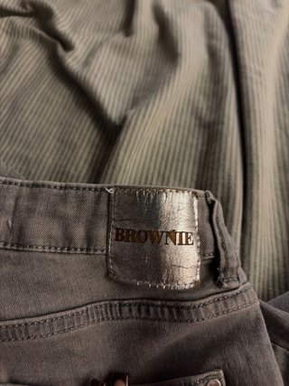 Pantalones Brownie grises con tachuelas