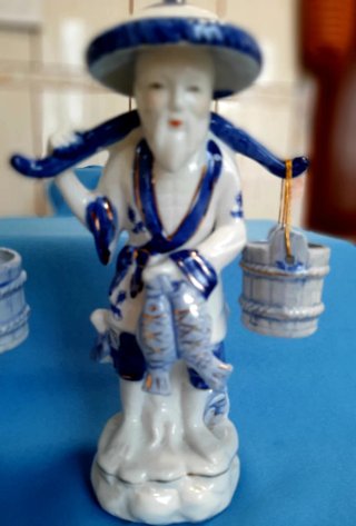 2 Figuras Porcelana Pescadores Azul Blanco dorado