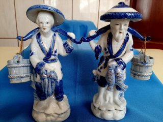 2 Figuras Porcelana Pescadores Azul Blanco dorado