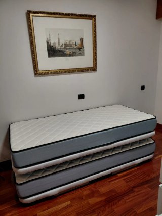 Cama nido tela gris y blanca
