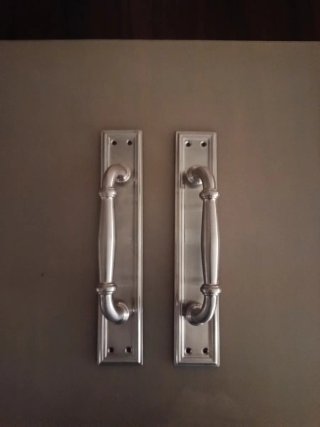 Manivelas de puerta plateadas