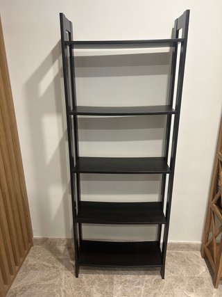 Estantería de madera negra
