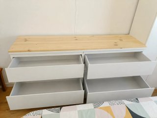 Cómoda y mesillas blancas