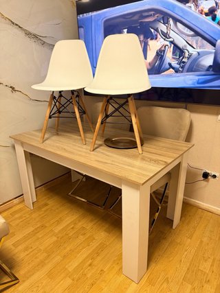 Mesa de comedor madera clara y blanca
