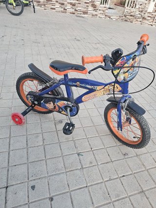 Bicicleta infantil azul con ruedines