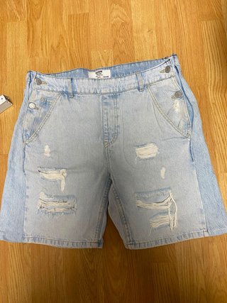 Pantalones vaqueros cortos desgastados