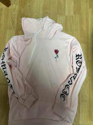 Sudadera rosa con rosa y texto