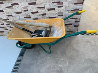Carretilla amarilla y verde, pala, azada bellota