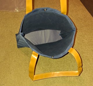 Bolso azul marino con asas