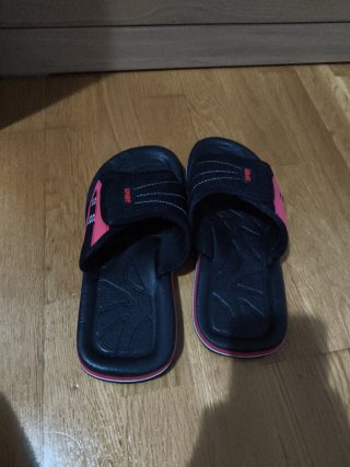 Chanclas deportivas negras y rojas