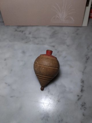 Peonza de madera antigua