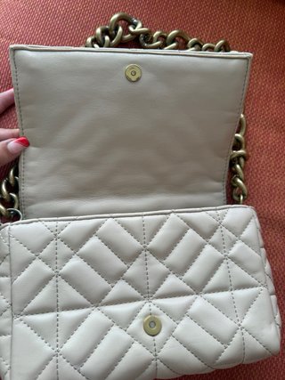 Bolso Beige con Cadena Dorada