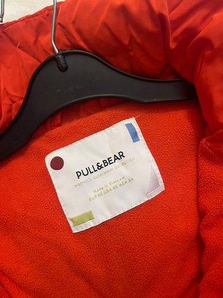 Chaqueta acolchada roja Bershka