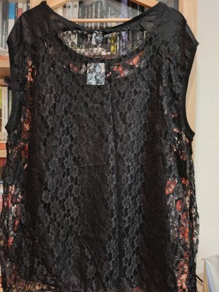 Top negro flores rojas y encaje XL