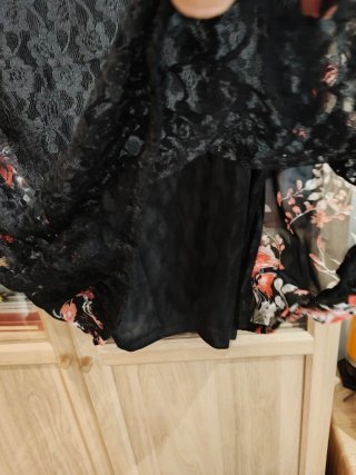 Top negro flores rojas y encaje XL