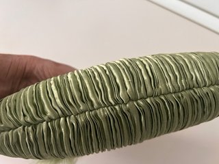 Bolso de fiesta verde con plumas