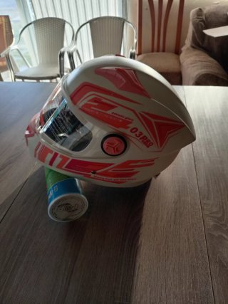 Casco de moto con estampado de rosas