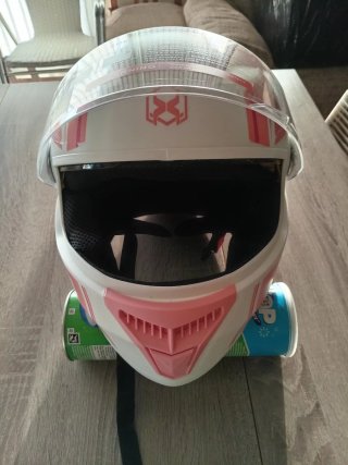 Casco de moto con estampado de rosas