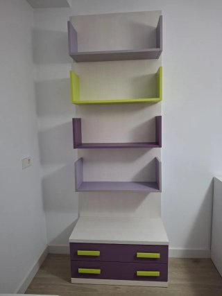 Cama nido con cajones, estantería y 2 cubos.
