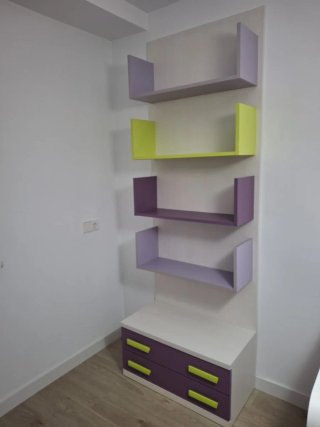 Cama nido con cajones, estantería y 2 cubos.