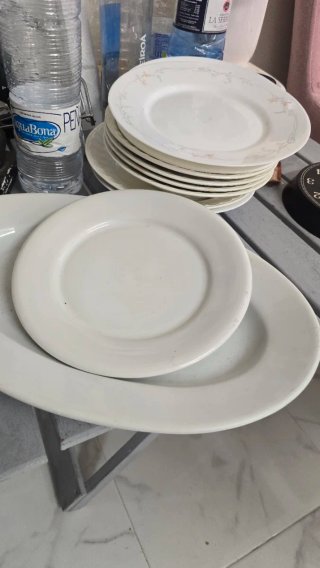 Vajilla cerámica y porcelana beige/blanca
