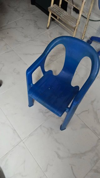 Silla infantil azul de plástico