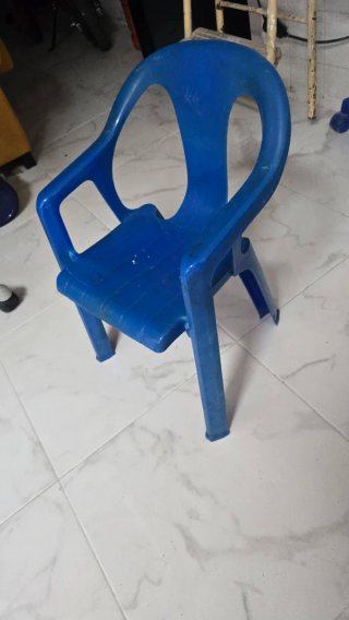 Silla infantil azul de plástico