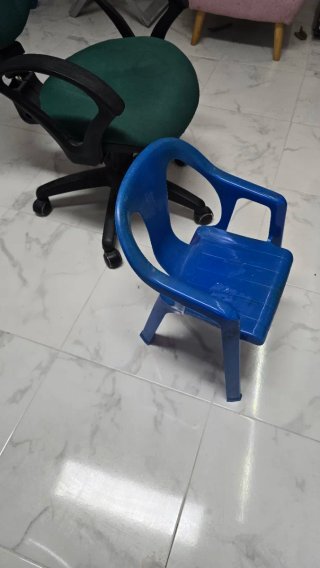 Silla infantil azul de plástico