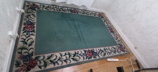 Alfombra verde con borde floral