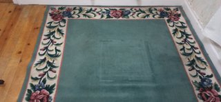Alfombra verde con borde floral