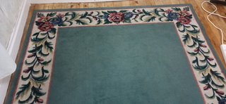 Alfombra verde con borde floral