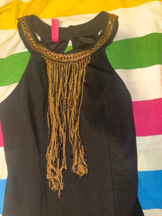 Vestido negro con detalles dorados