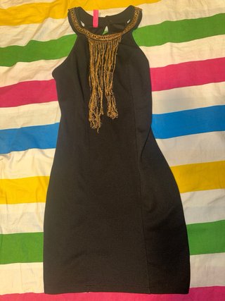 Vestido negro con detalles dorados