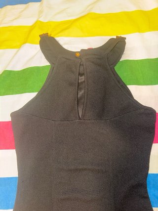 Vestido negro con detalles dorados