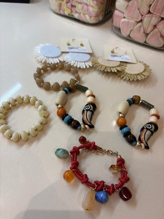 2 pares pendientes + 5 pulseras