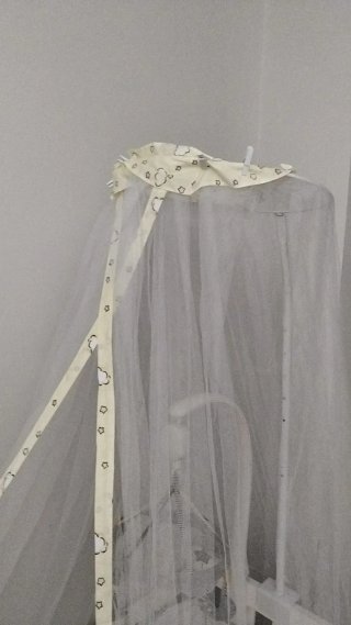 Cuna de bebé blanca con dosel