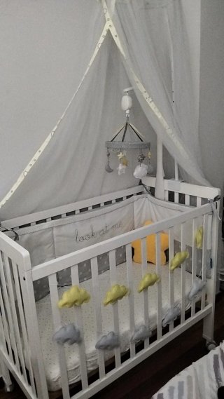 Cuna de bebé blanca con dosel