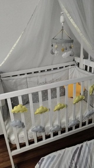 Cuna de bebé blanca con dosel