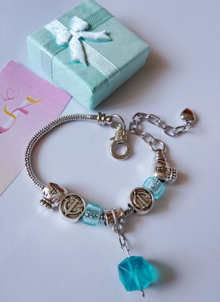 Pulsera de acero con charms
