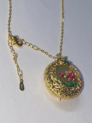Collar con colgante de flor de loto